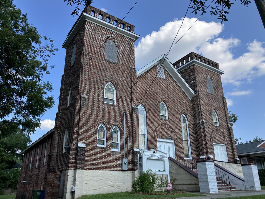 Templo Adoración y Alabanza: three-quarter view from the south side