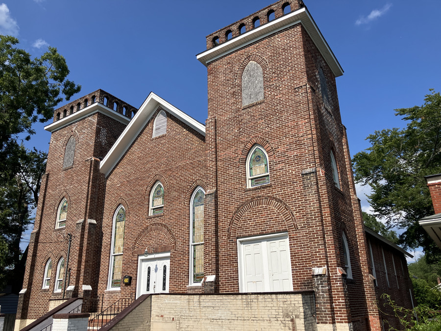 Templo Adoración y Alabanza: three-quarter view from the opposite side