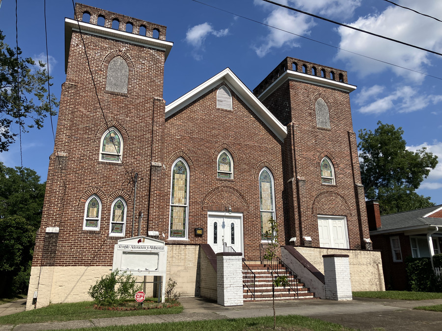 Templo Adoración y Alabanza: wide streetscape view with the congregation sign