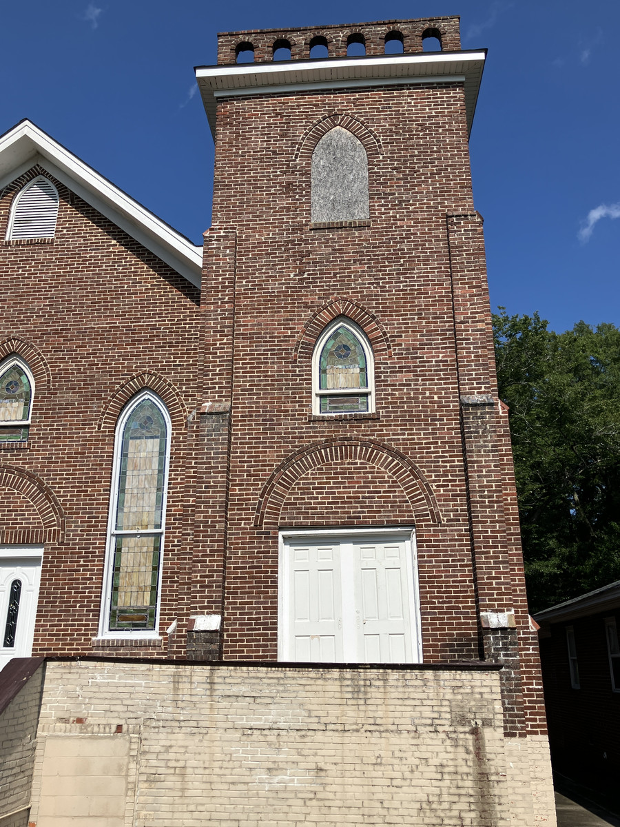 Templo Adoración y Alabanza: tower, brickwork, and arched window detail