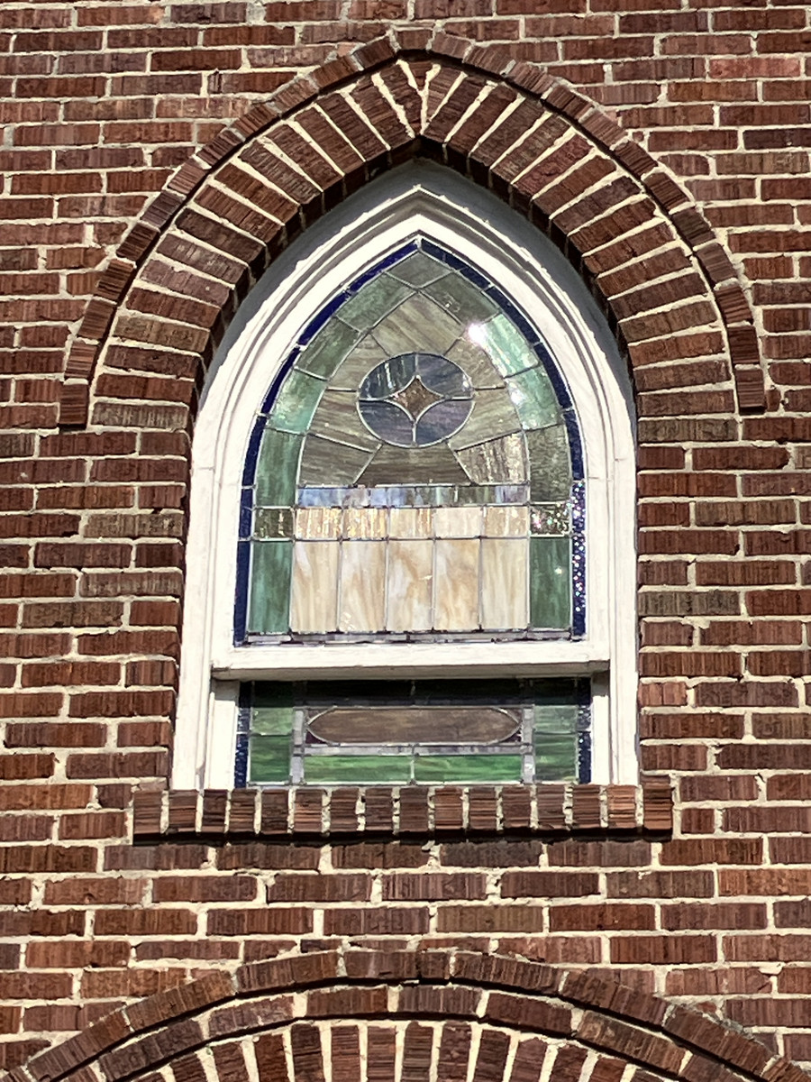 Templo Adoración y Alabanza: single pointed-arch stained-glass window
