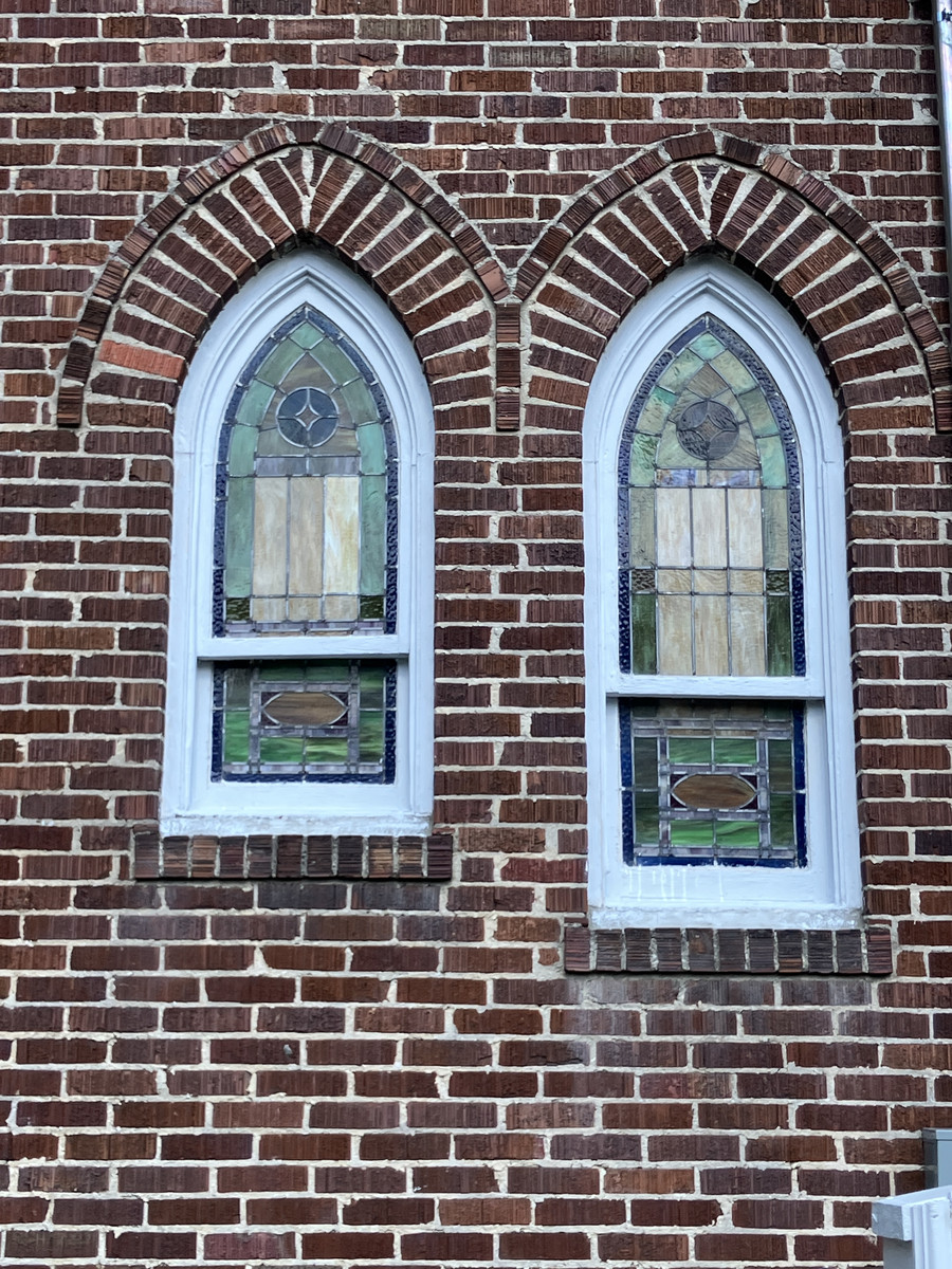 Templo Adoración y Alabanza: paired pointed-arch stained-glass windows